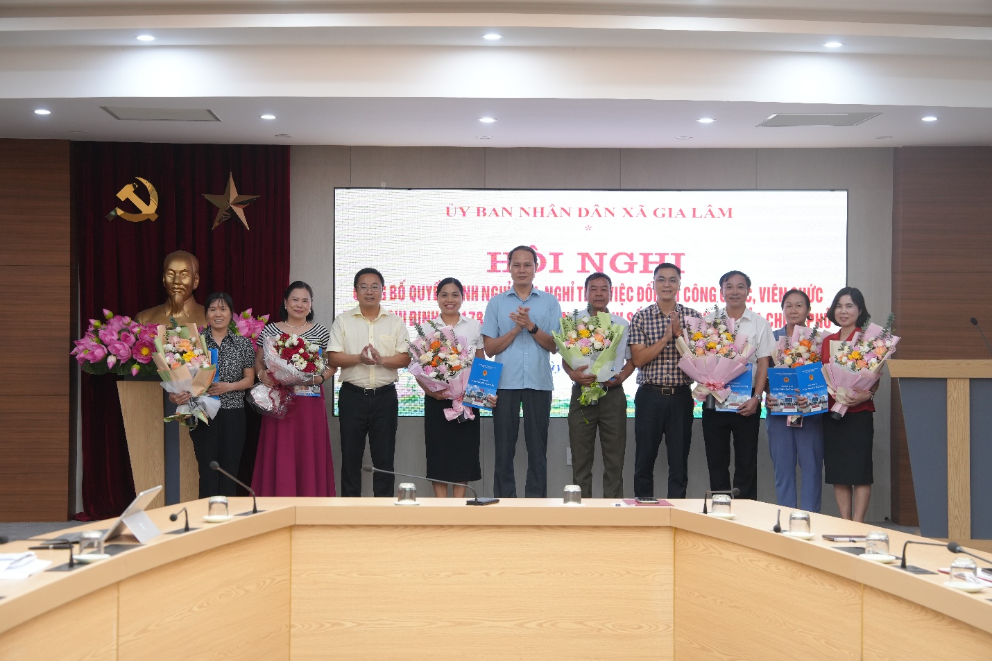 UBND xã Gia Lâm tổ chức hội nghị công bố quyết định nghỉ hưu, nghỉ thôi việc đối với công chức, viên chức theo nghị định 178/NĐ-CP, nghị định 67/NĐ-CP của Chính phủ- Ảnh 2.