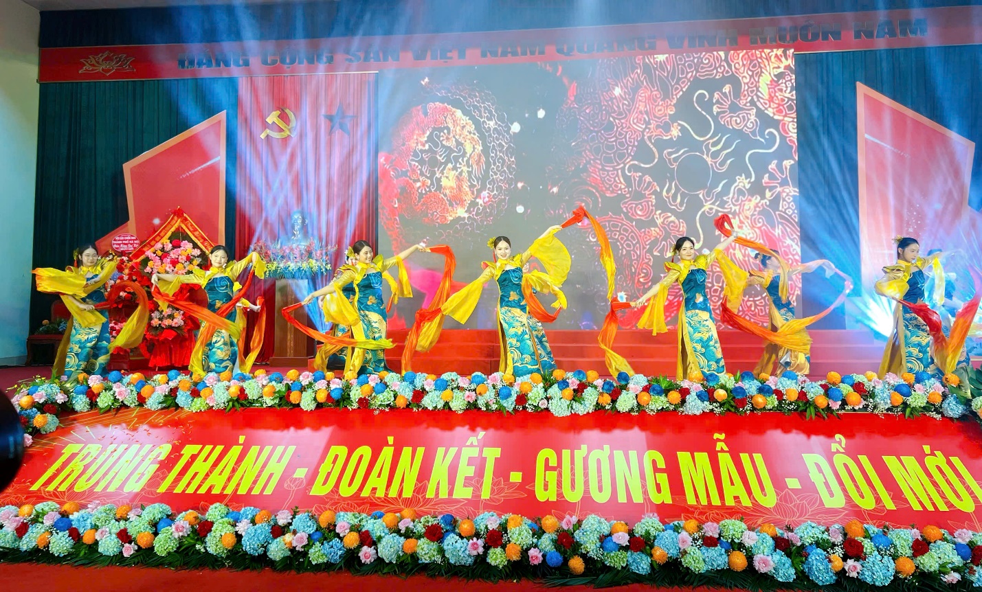 Đặc sắc chương trình văn nghệ chào mừng Đại hội đại biểu MTTQ Việt Nam và các tổ chức chính trị xã hội phường nhiệm kỳ 2025–2030- Ảnh 10.