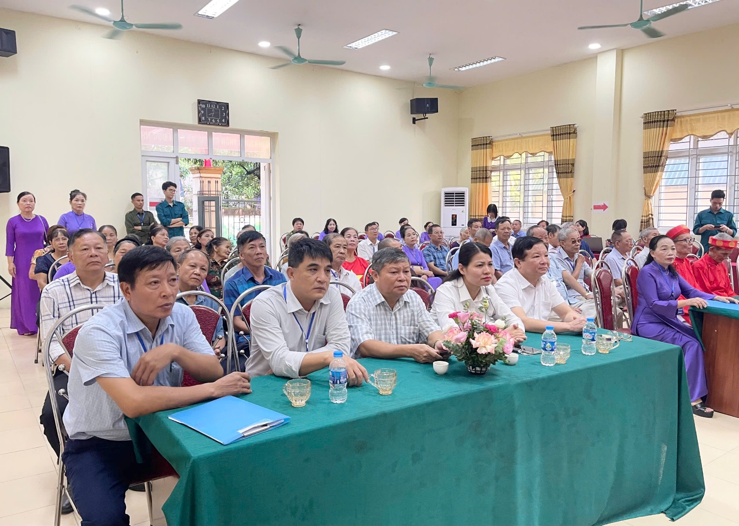 Cử tri 10 thôn, Tổ dân phố xã Hoài Đức nô nức trong ngày bầu cử Trưởng thôn, Tổ trưởng tổ dân phố nhiệm kỳ 2025-2028- Ảnh 1.