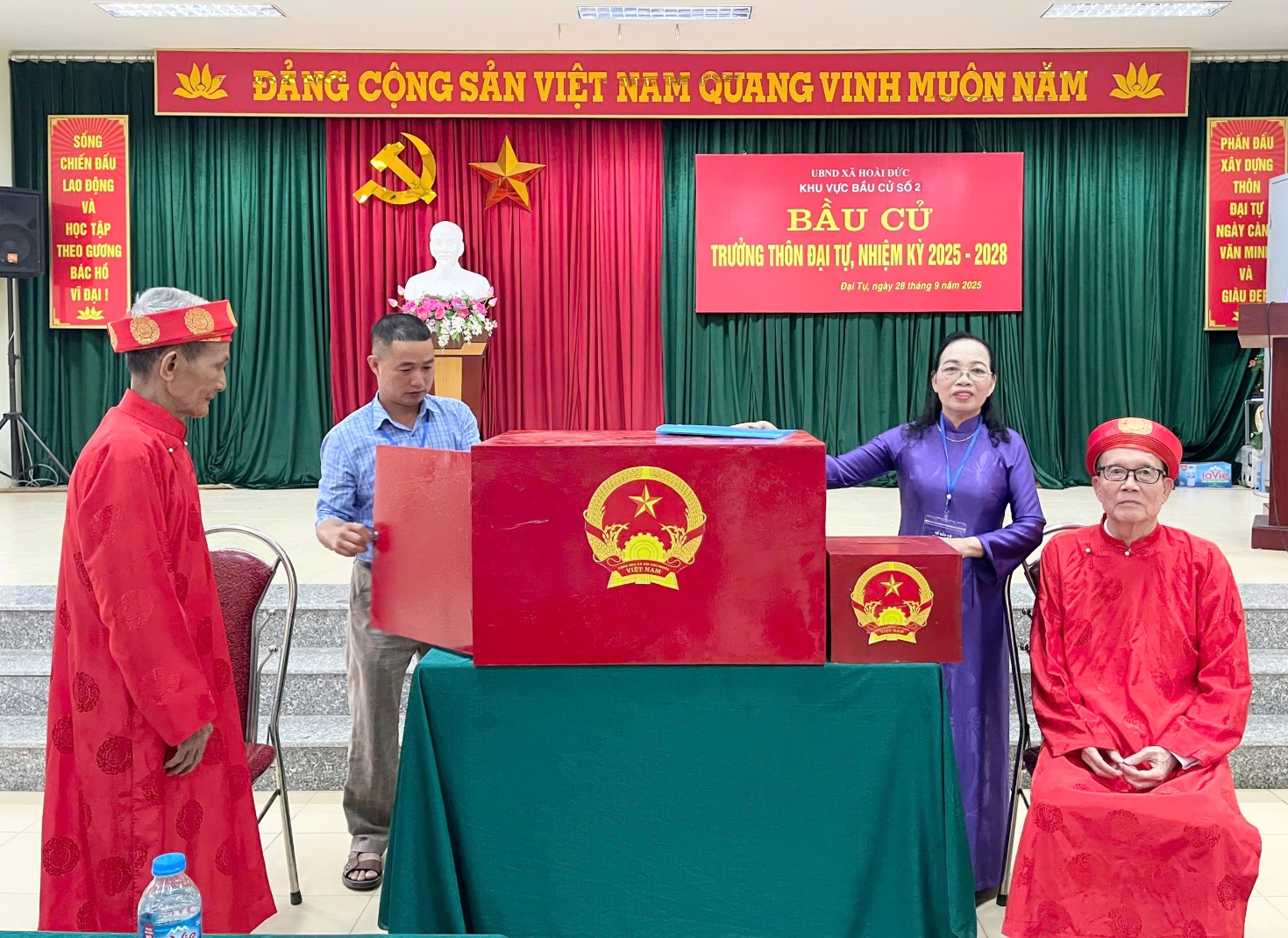 Cử tri 10 thôn, Tổ dân phố xã Hoài Đức nô nức trong ngày bầu cử Trưởng thôn, Tổ trưởng tổ dân phố nhiệm kỳ 2025-2028- Ảnh 4.