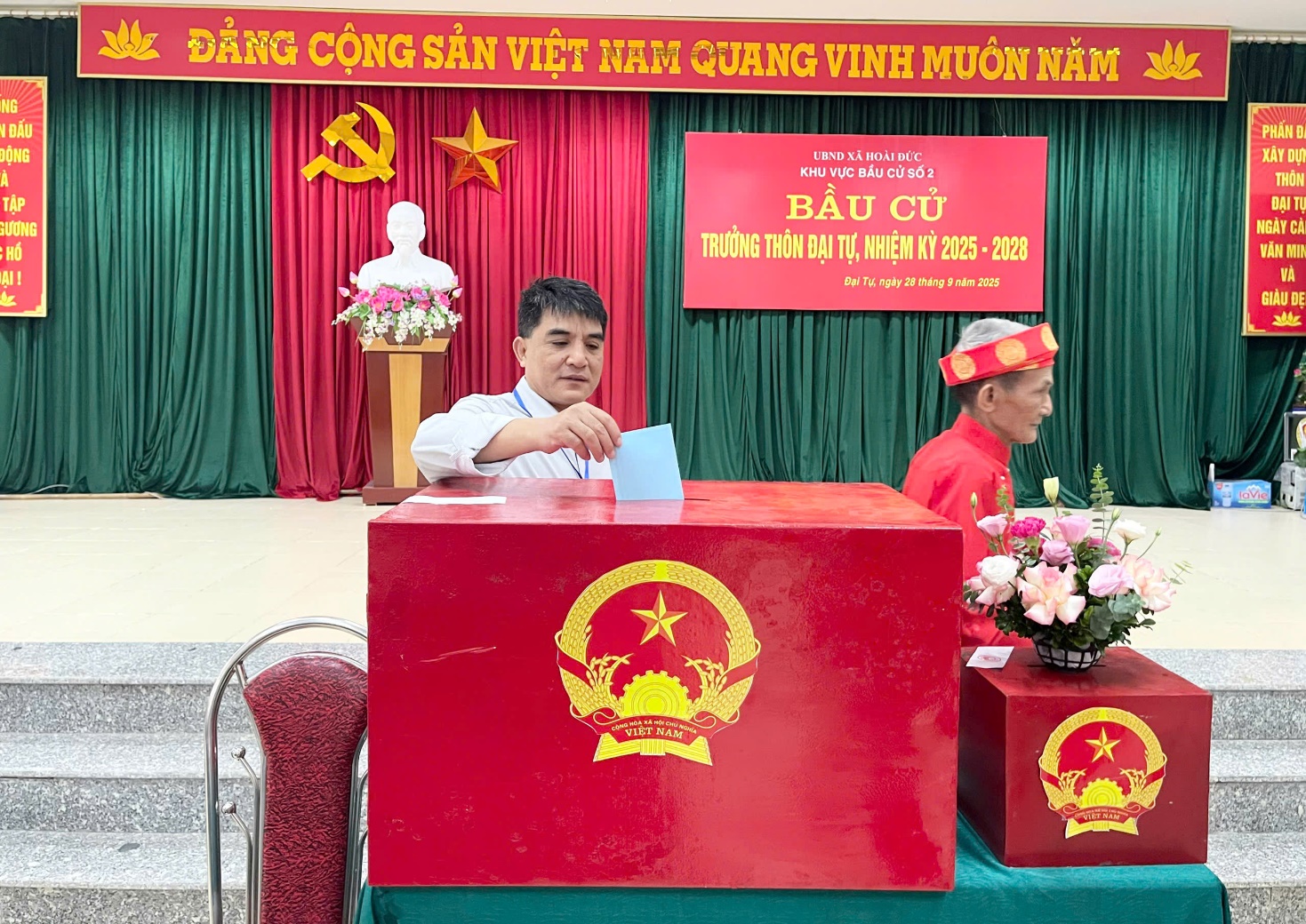 Cử tri 10 thôn, Tổ dân phố xã Hoài Đức nô nức trong ngày bầu cử Trưởng thôn, Tổ trưởng tổ dân phố nhiệm kỳ 2025-2028- Ảnh 7.