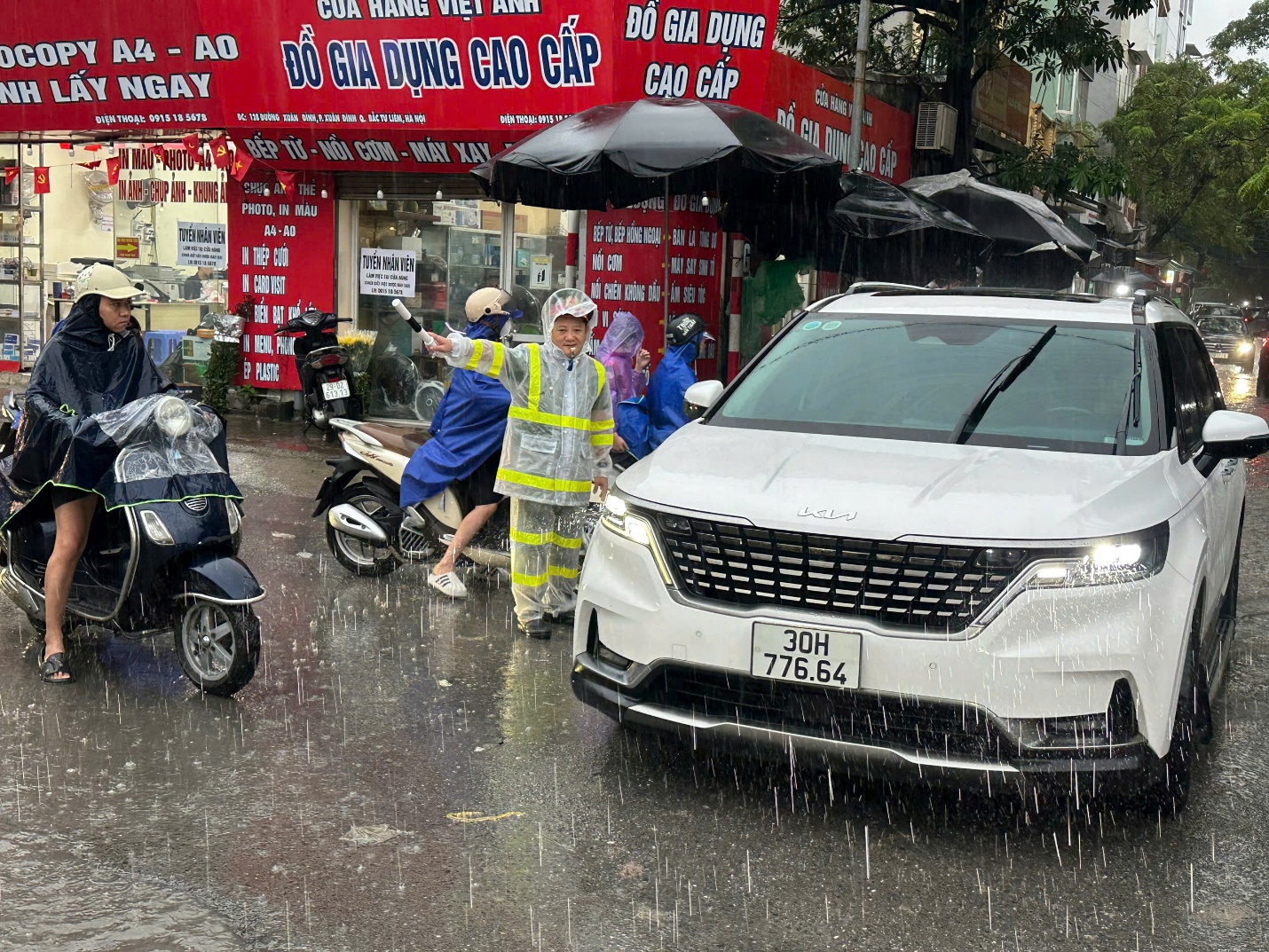 Công an phường Xuân Đỉnh hỗ trợ kịp thời người dân trên địa bàn trong cơn bão số 10- Ảnh 1.