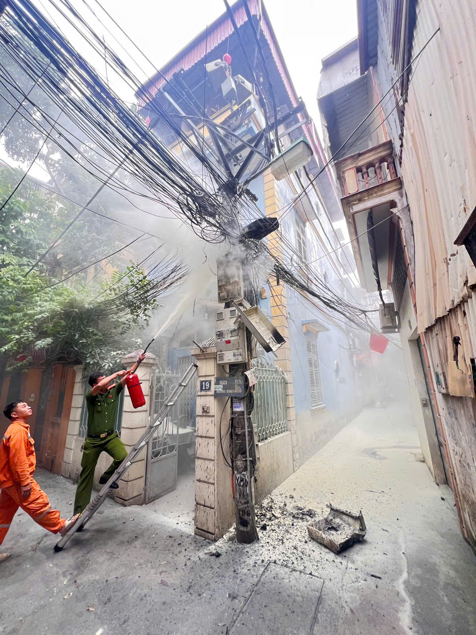 Công an phường Xuân Đỉnh hỗ trợ kịp thời người dân trên địa bàn trong cơn bão số 10- Ảnh 2.