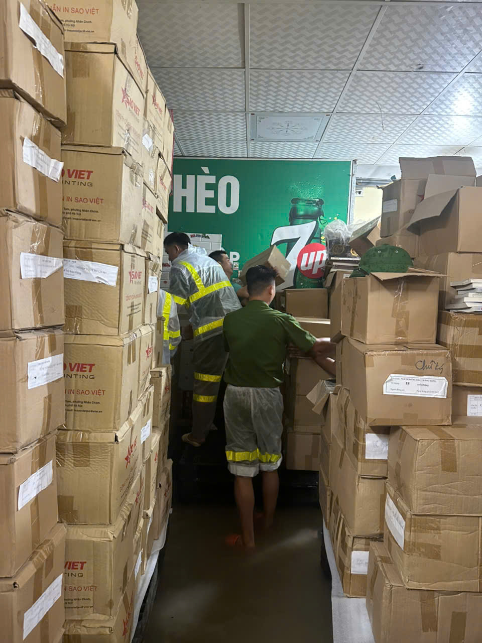 Công an phường Xuân Đỉnh hỗ trợ kịp thời người dân trên địa bàn trong cơn bão số 10- Ảnh 3.