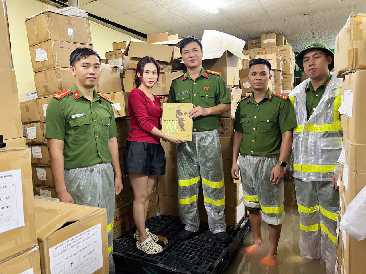 Công an phường Xuân Đỉnh hỗ trợ kịp thời người dân trên địa bàn trong cơn bão số 10- Ảnh 5.