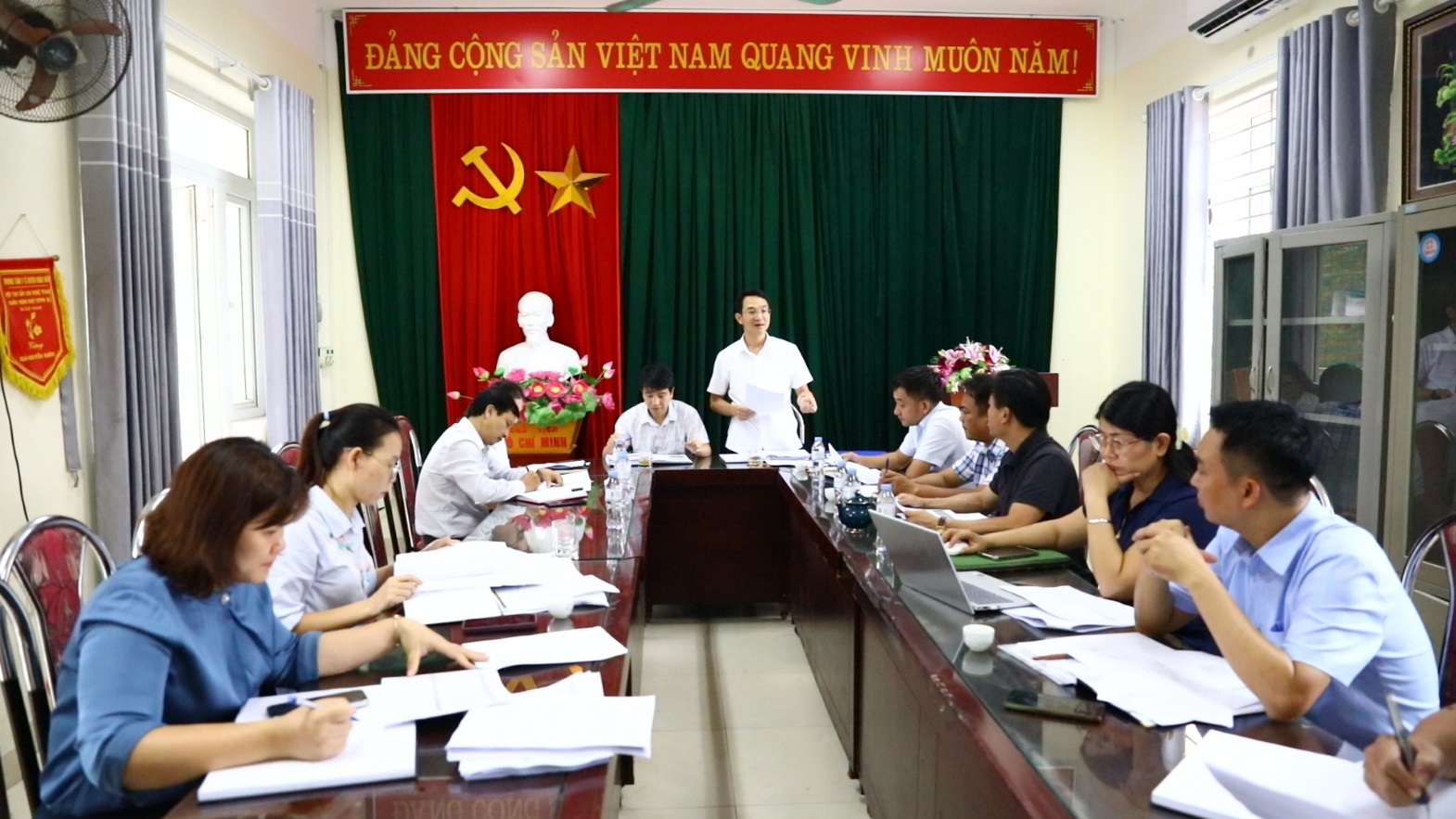 Đồng chí Phó Chủ tịch UBND xã chủ trì triển khai Kế hoạch thực hiện chiến dịch “90 ngày làm giàu, làm sạch dữ liệu về đất đai”- Ảnh 1.