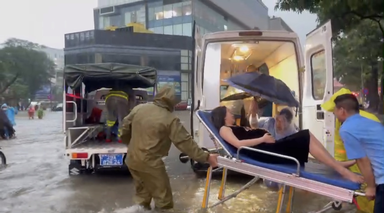 Công an phường Phương Liệt: Kịp thời hỗ trợ sản phụ đi cấp cứu do sinh non- Ảnh 1.