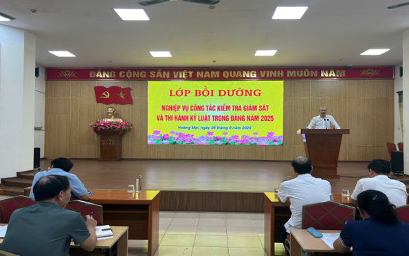 KHAI GIẢNG LỚP BỒI DƯỠNG NGHIỆP VỤ CÔNG TÁC KIỂM TRA, GIÁM SÁT VÀ THI HÀNH KỶ LUẬT TRONG ĐẢNG NĂM 2025
- Ảnh 1.
