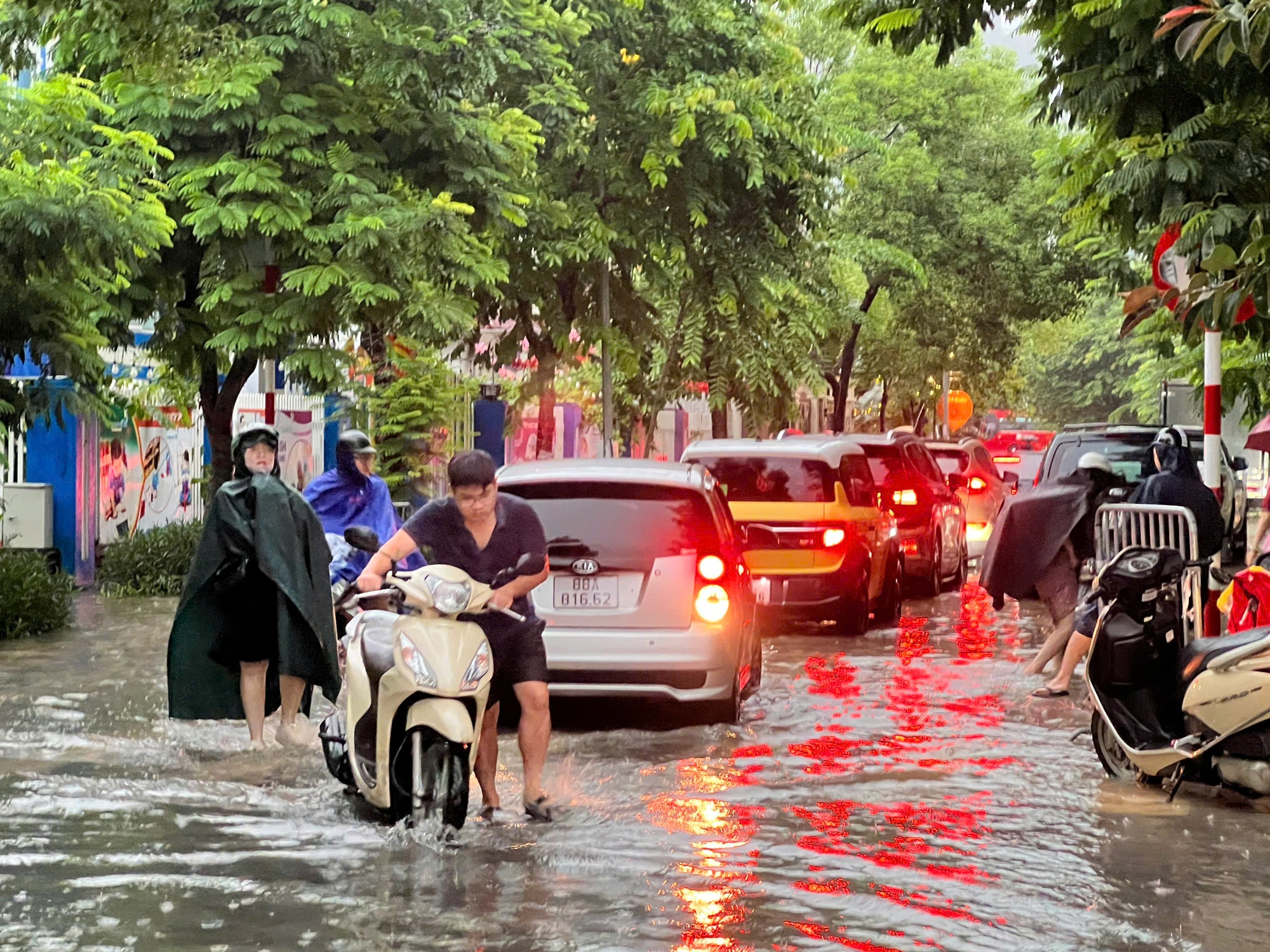 Sau bão số 10, Hà Nội mưa suốt buổi sáng gây ngập úng nhiều tuyến đường- Ảnh 6.