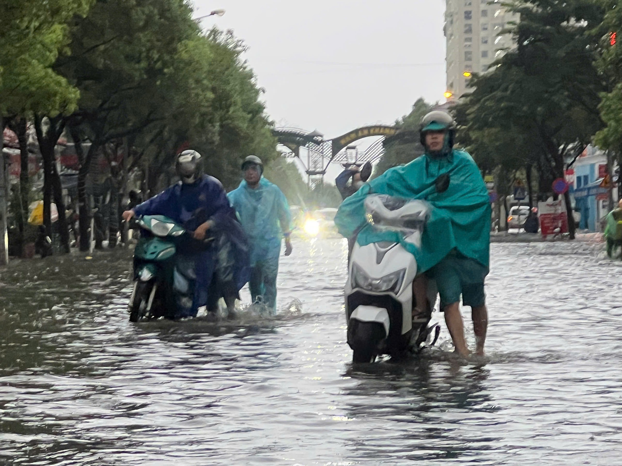 Sau bão số 10, Hà Nội mưa suốt buổi sáng gây ngập úng nhiều tuyến đường- Ảnh 7.