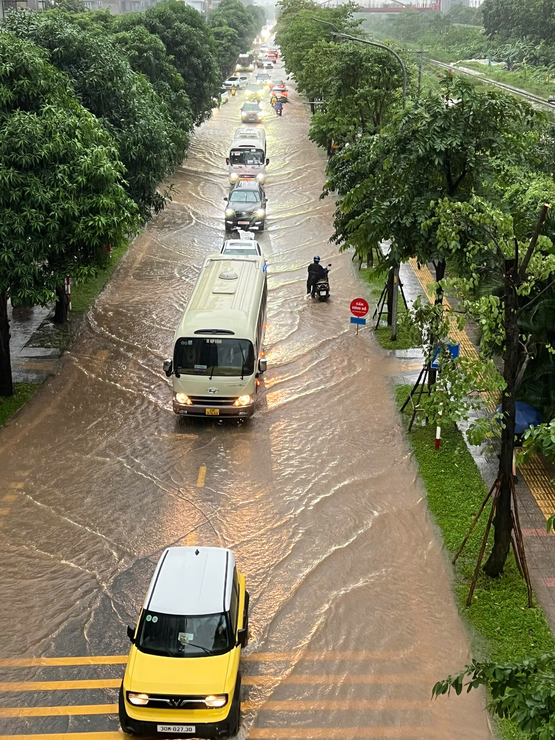 Sau bão số 10, Hà Nội mưa suốt buổi sáng gây ngập úng nhiều tuyến đường- Ảnh 5.