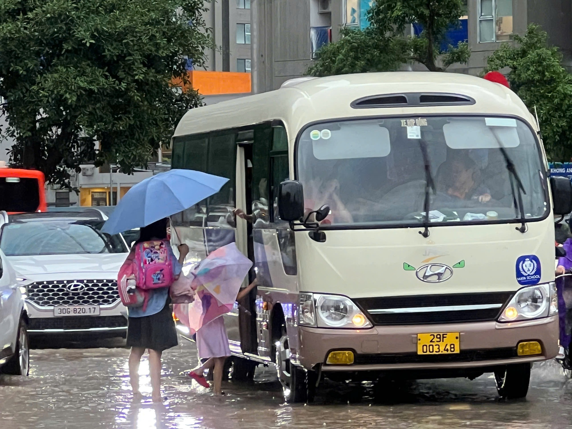 Sau bão số 10, Hà Nội mưa suốt buổi sáng gây ngập úng nhiều tuyến đường- Ảnh 12.