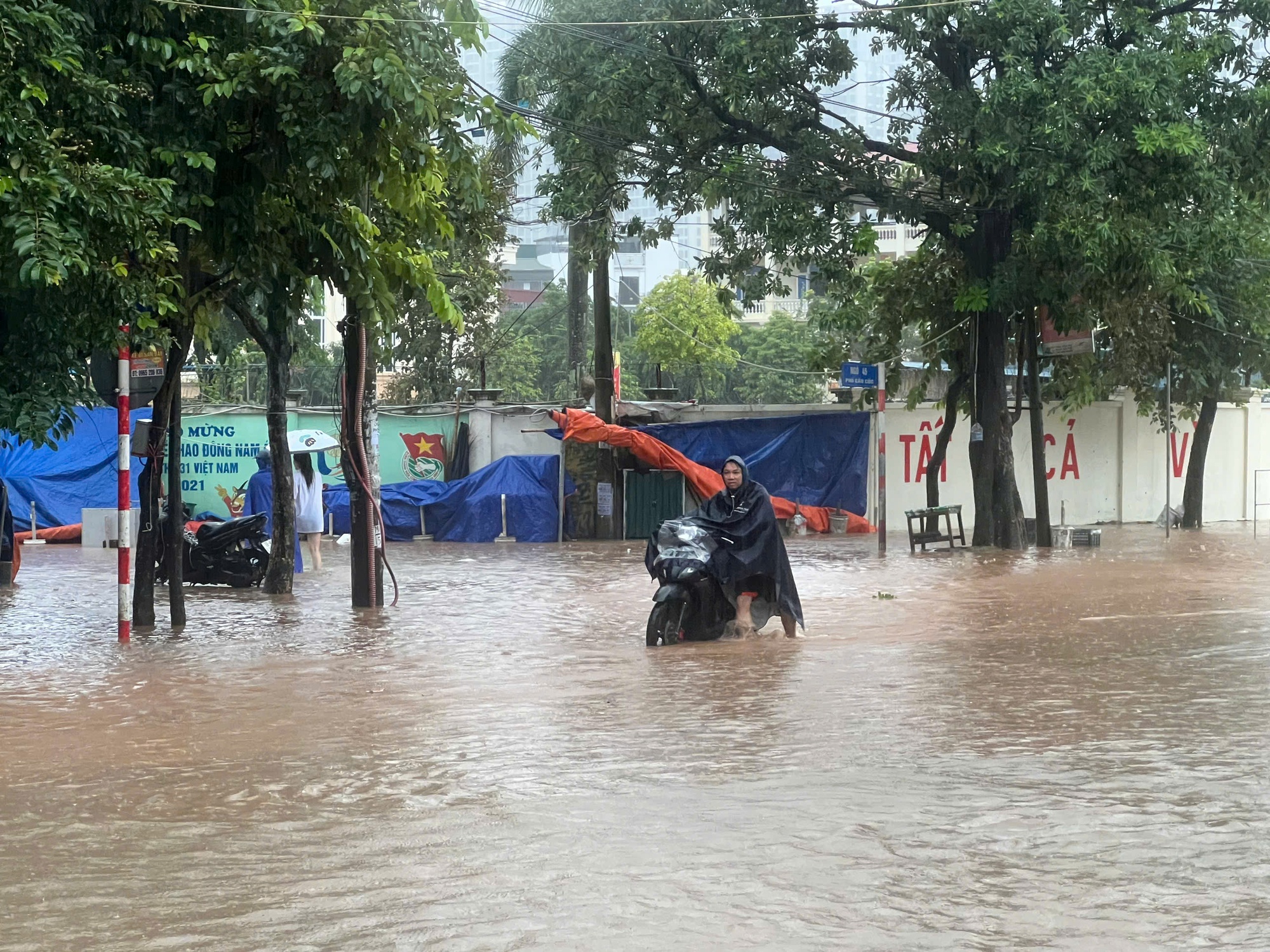 Sau bão số 10, Hà Nội mưa suốt buổi sáng gây ngập úng nhiều tuyến đường- Ảnh 2.
