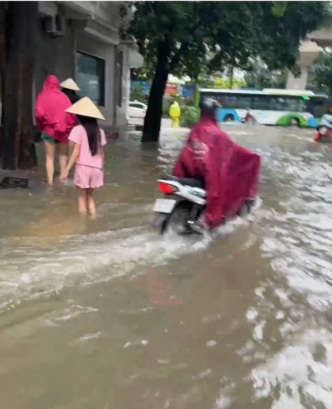 Sau bão số 10, Hà Nội mưa suốt buổi sáng gây ngập úng nhiều tuyến đường- Ảnh 3.