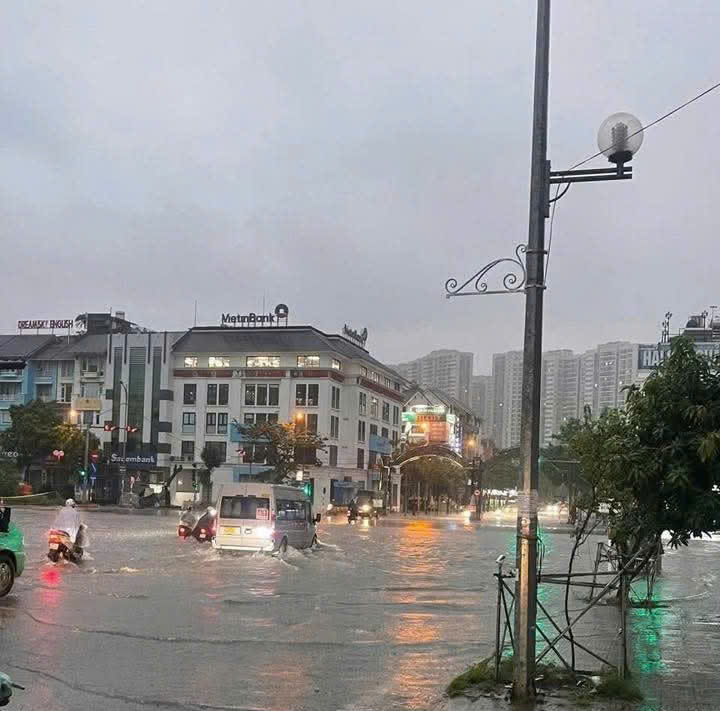 Sau bão số 10, Hà Nội mưa suốt buổi sáng gây ngập úng nhiều tuyến đường- Ảnh 10.