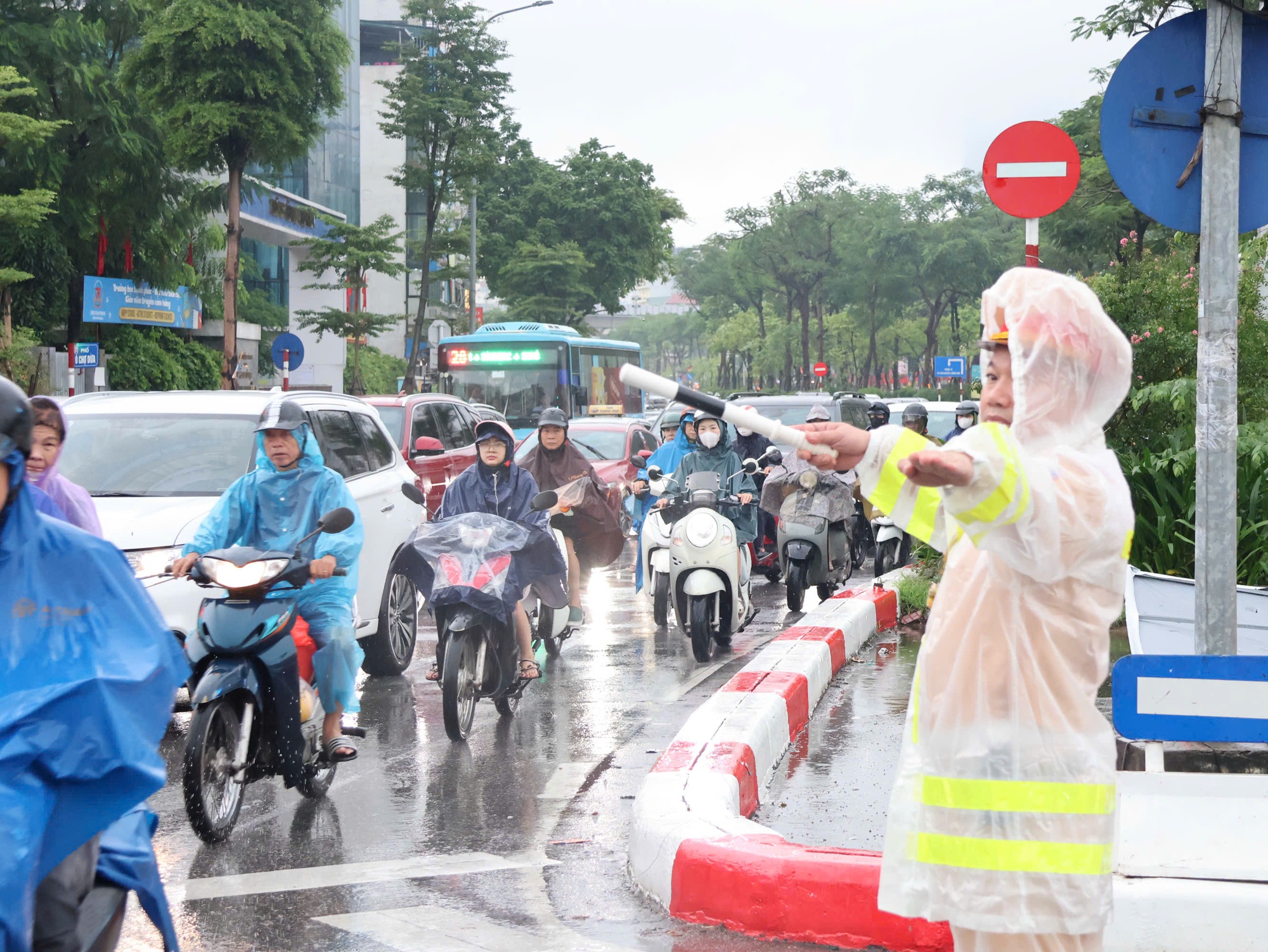 Sau bão số 10, Hà Nội mưa suốt buổi sáng gây ngập úng nhiều tuyến đường- Ảnh 11.
