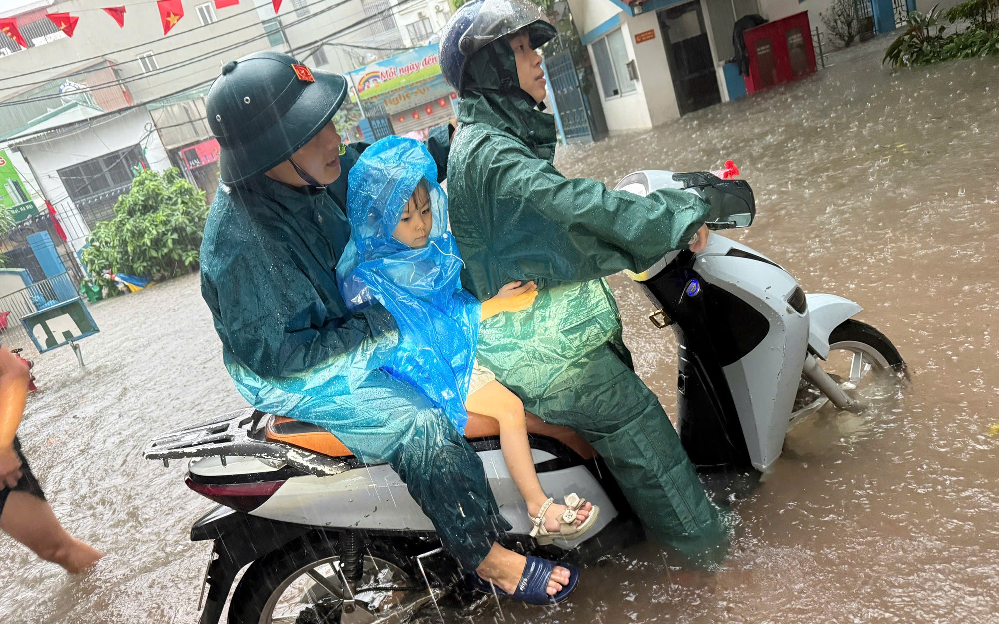 Phường Định Công hỗ trợ người dân khắc phục ảnh hưởng do hoàn lưu bão số 10 gây ra