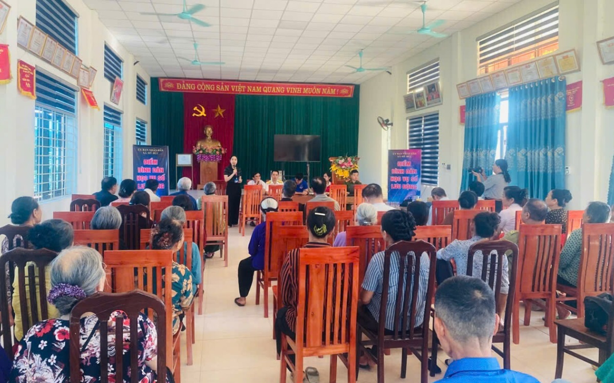 Toàn cảnh hội nghị triển khai điểm bình dân học vụ số tại thôn Đồi Dùng, xã Mỹ Đức, TP Hà Nội. 