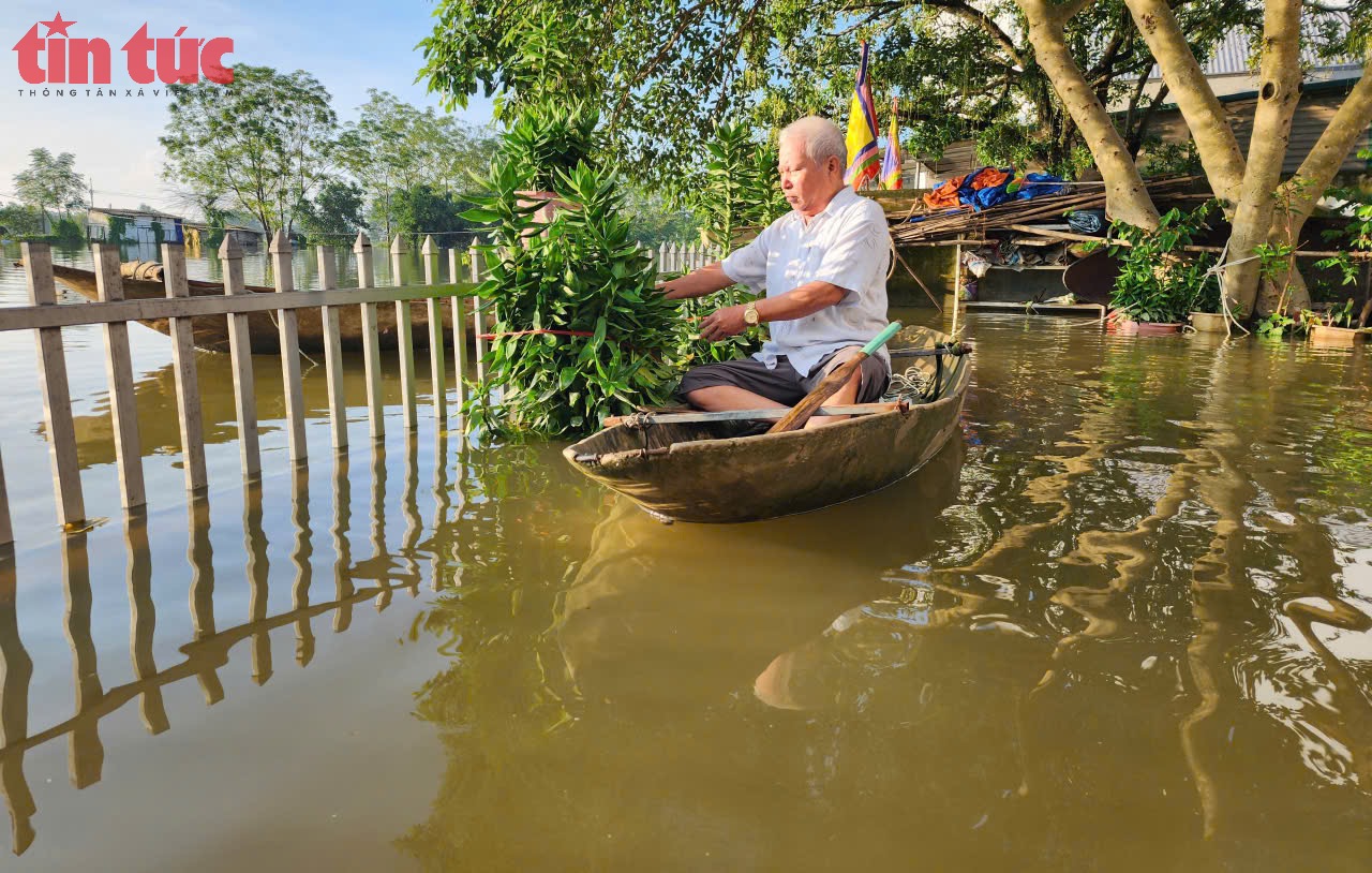 Người dân 'rốn lũ' Thủ đô háo hức xem Lễ diễu binh, diễu hành qua màn hình tivi- Ảnh 3.