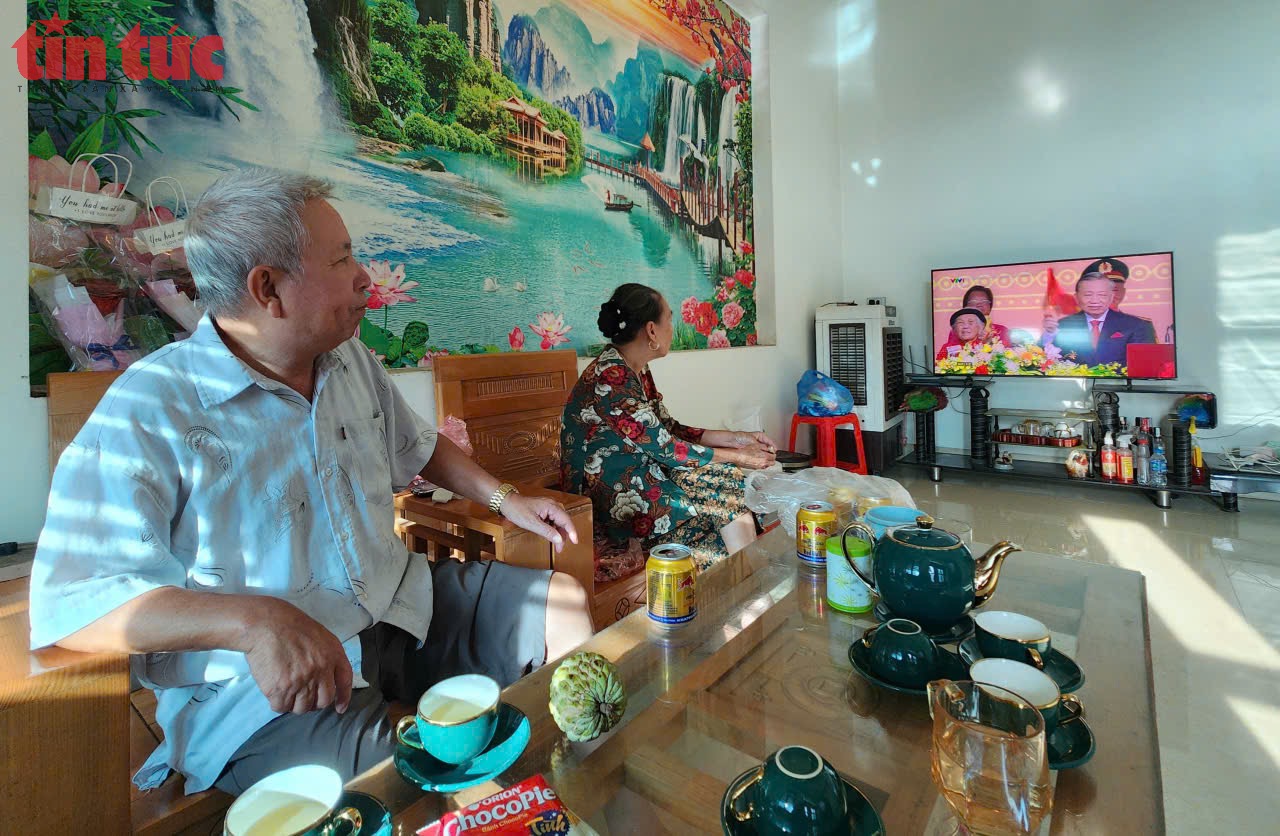 Người dân 'rốn lũ' Thủ đô háo hức xem Lễ diễu binh, diễu hành qua màn hình tivi- Ảnh 1.