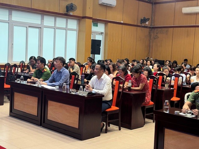 Phường Hai Bà Trưng: Trang bị kiến thức quý cho các thầy cô giáo trước thềm năm học mới.- Ảnh 4.