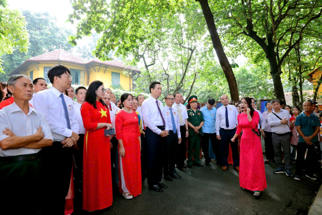 Đoàn đại biểu phường Yên Hòa dâng hương tưởng niệm các anh hùng liệt sĩ tại Đài tưởng niệm các anh hùng liệt sĩ trên đường Bắc Sơn và vào Lăng viếng Chủ tịch Hồ Chí Minh- Ảnh 2.