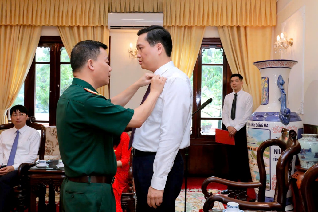 Đoàn đại biểu phường Yên Hòa dâng hương tưởng niệm các anh hùng liệt sĩ tại Đài tưởng niệm các anh hùng liệt sĩ trên đường Bắc Sơn và vào Lăng viếng Chủ tịch Hồ Chí Minh- Ảnh 3.