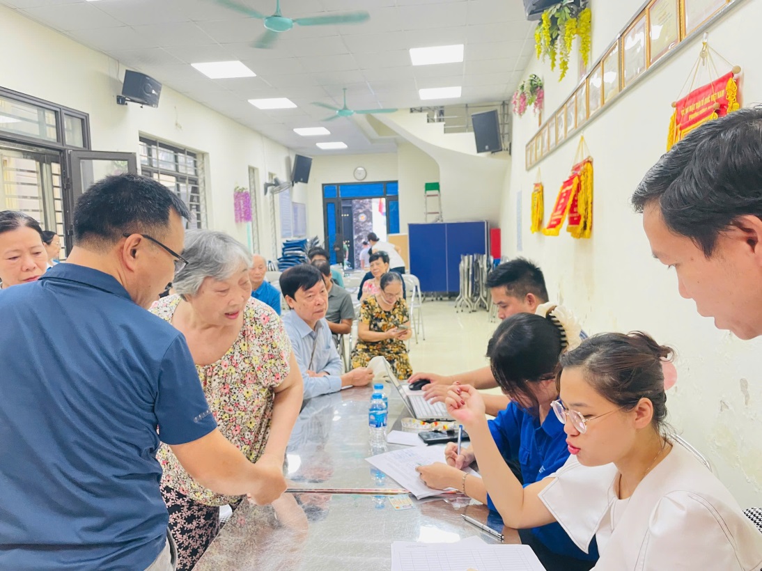 Một số hình ảnh chi trả tiền quà nhân dịp kỷ niệm 80 năm Cách mạng tháng Tám và Quốc khánh 2/9- Ảnh 1.