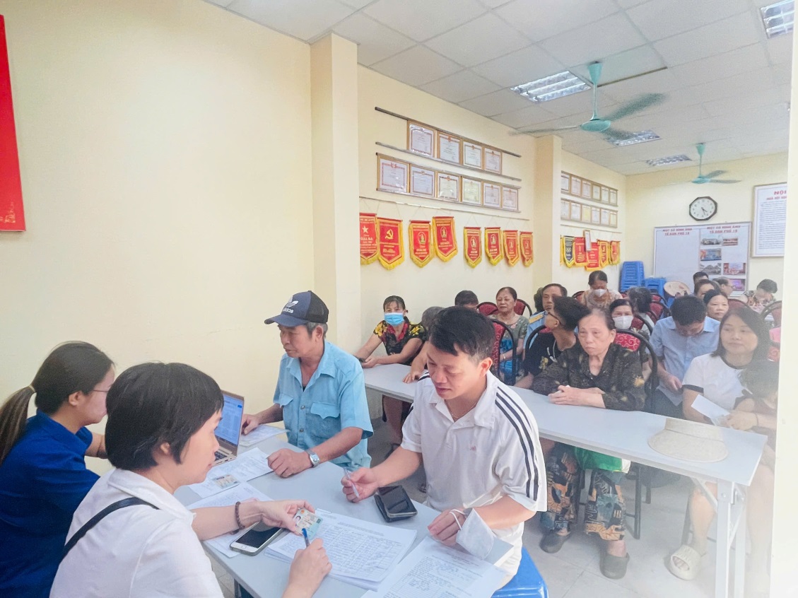 Một số hình ảnh chi trả tiền quà nhân dịp kỷ niệm 80 năm Cách mạng tháng Tám và Quốc khánh 2/9- Ảnh 6.