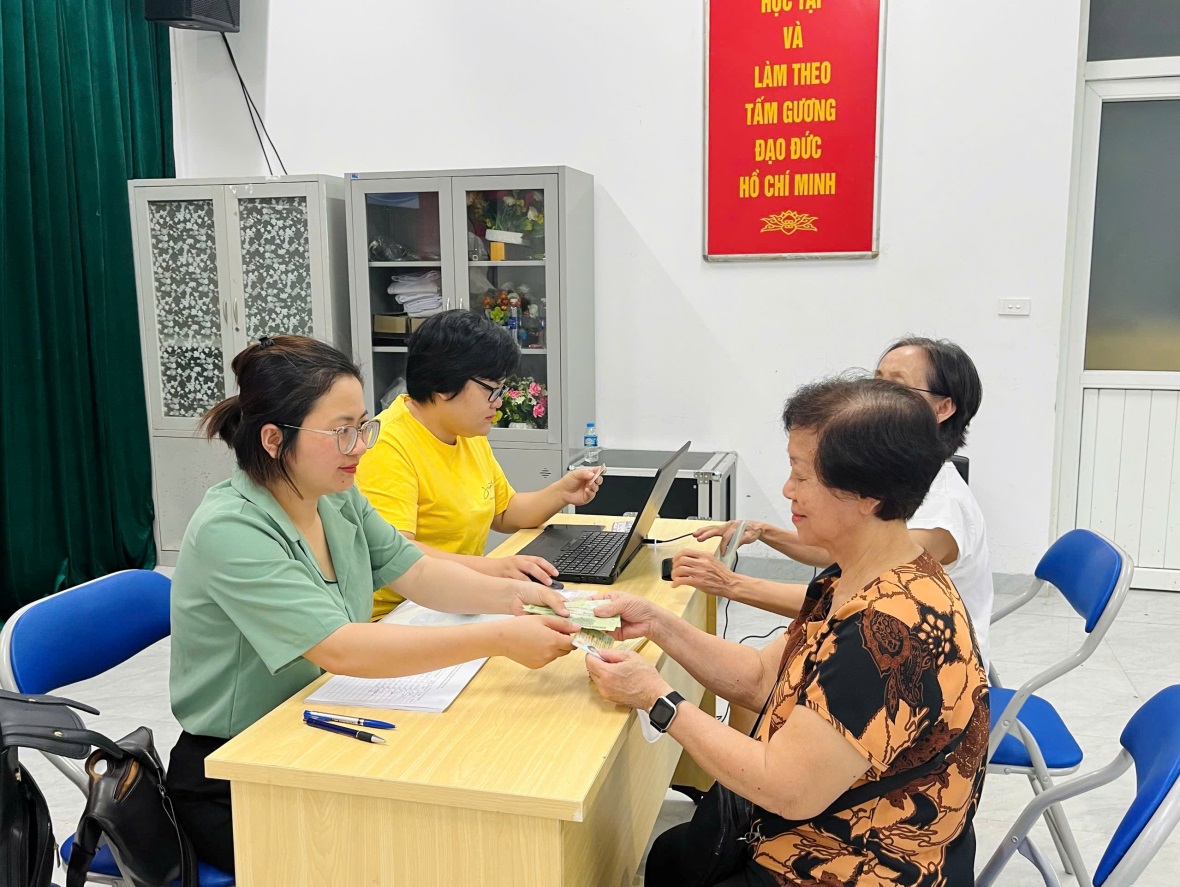Một số hình ảnh chi trả tiền quà nhân dịp kỷ niệm 80 năm Cách mạng tháng Tám và Quốc khánh 2/9- Ảnh 7.
