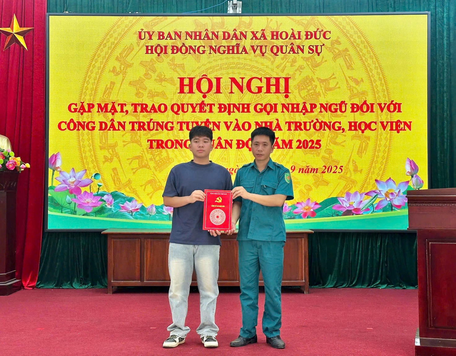 Hoài Đức gặp mặt, trao quyết định gọi nhập ngũ đối với công dân trúng tuyển vào nhà trường, học viện trong quân đội năm 2025- Ảnh 1.