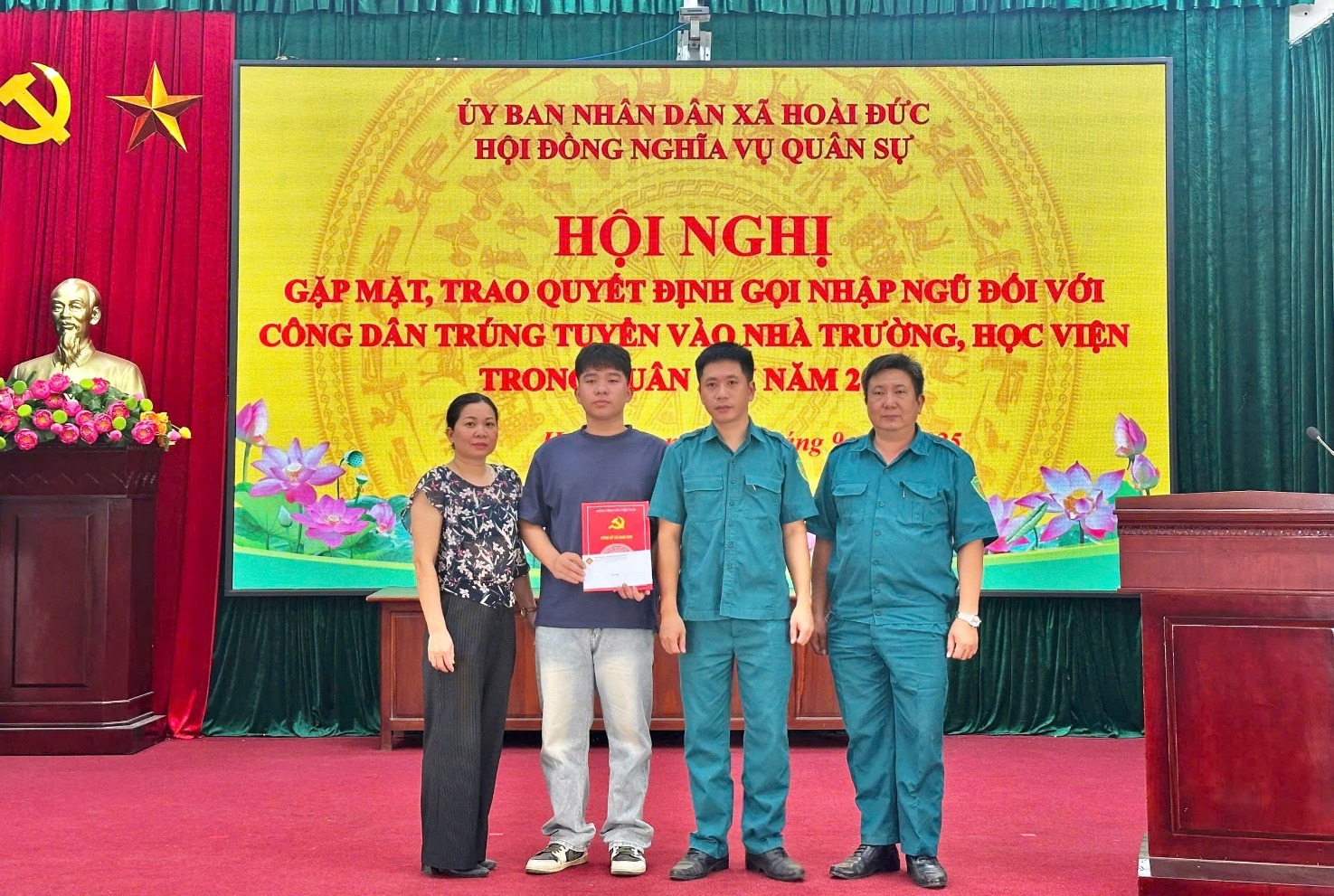 Hoài Đức gặp mặt, trao quyết định gọi nhập ngũ đối với công dân trúng tuyển vào nhà trường, học viện trong quân đội năm 2025- Ảnh 2.