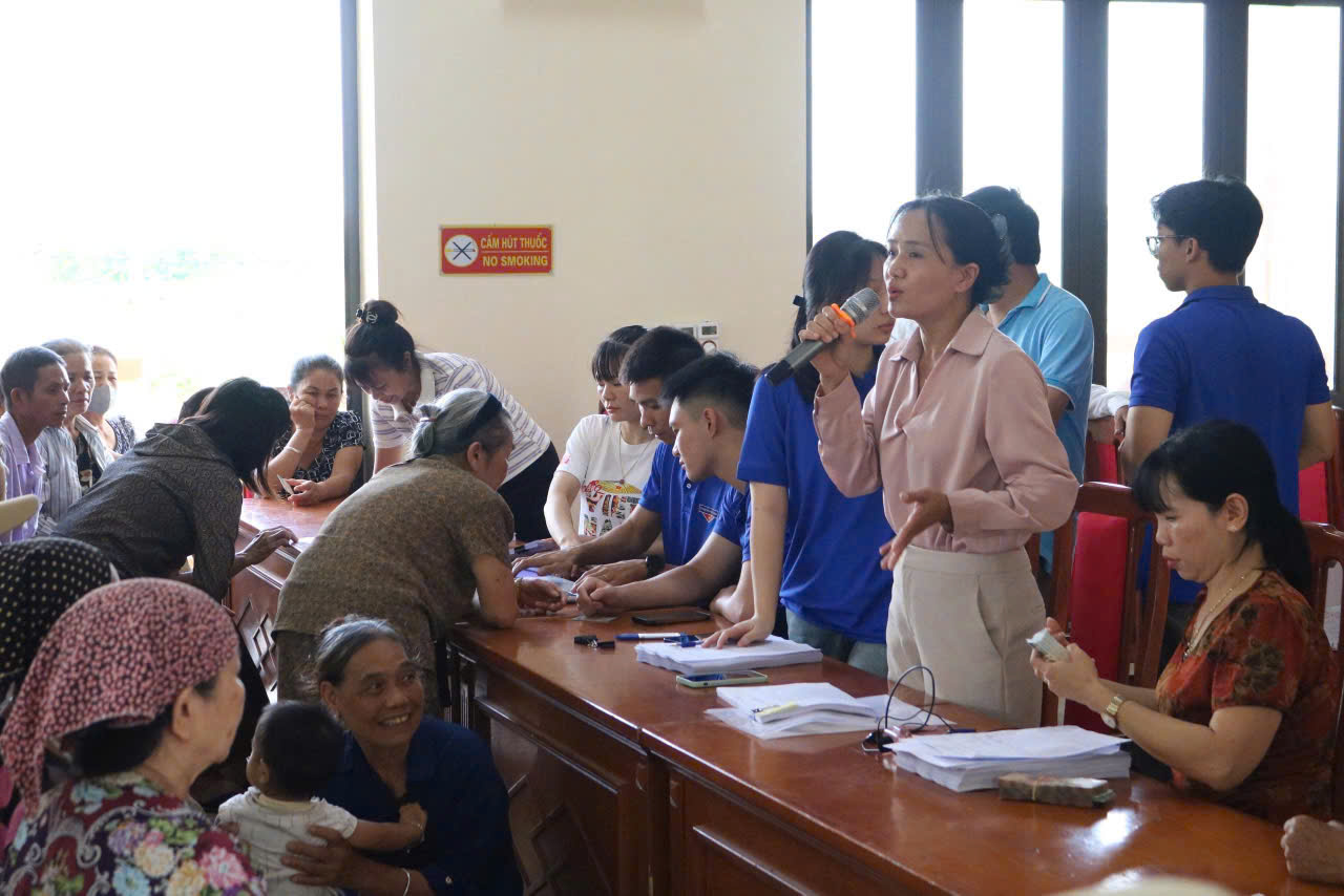 Người dân xã Mê Linh vui mừng nhận quà ngày Quốc khánh 2/9- Ảnh 2.