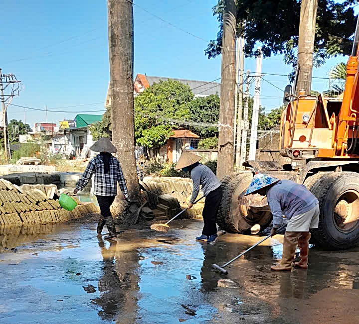 Nhân dân xã Trần Phú tích cực tổng vệ sinh môi trường sau úng, ngập- Ảnh 2.