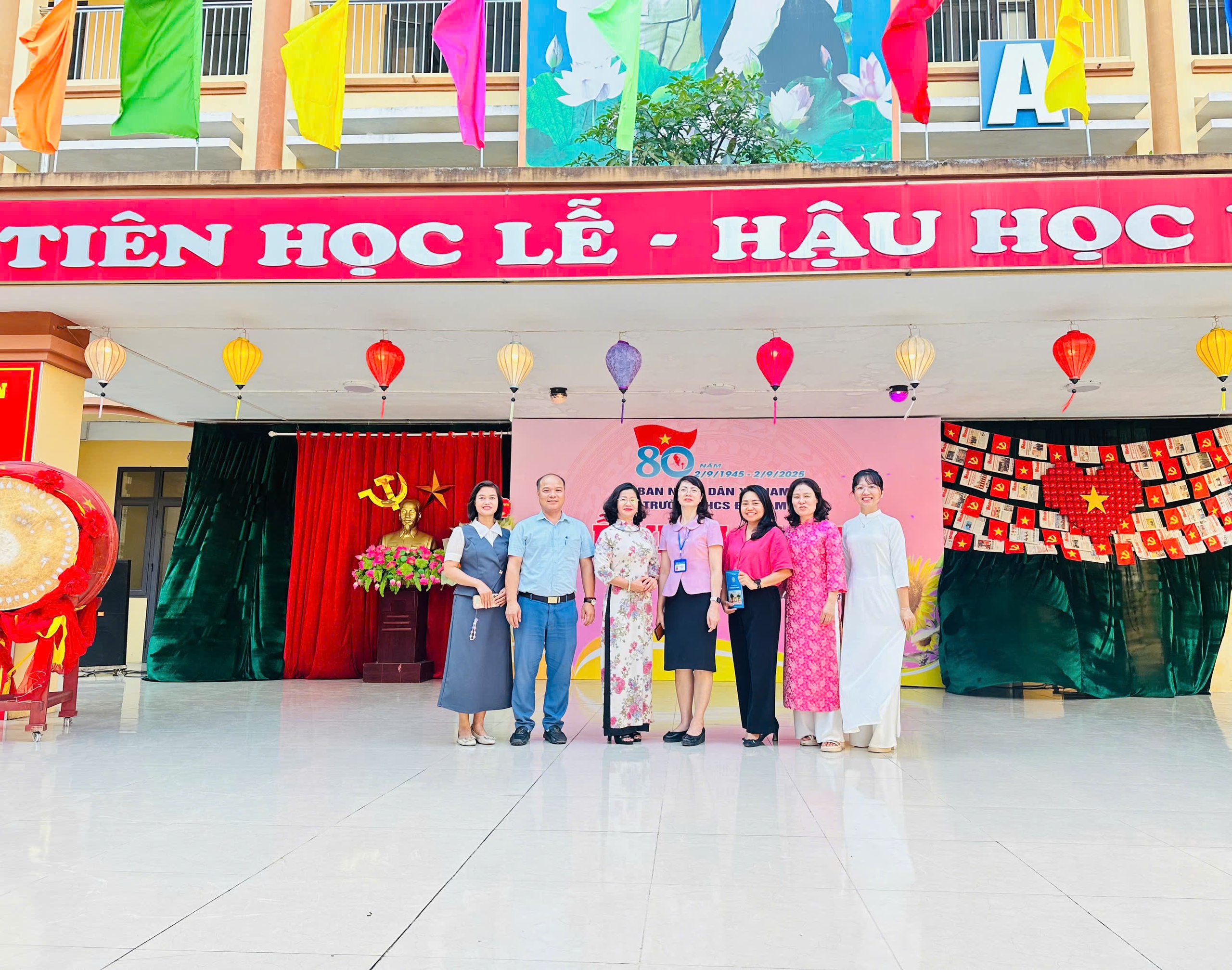 Đồng chí Nguyễn Thị Thu Huyền - Phó Bí thư Đảng uỷ, Chủ tịch UBND xã chúc mừng giáo viên và học sinh Trường THCS Đông Mỹ trước thềm khai giảng năm học mới