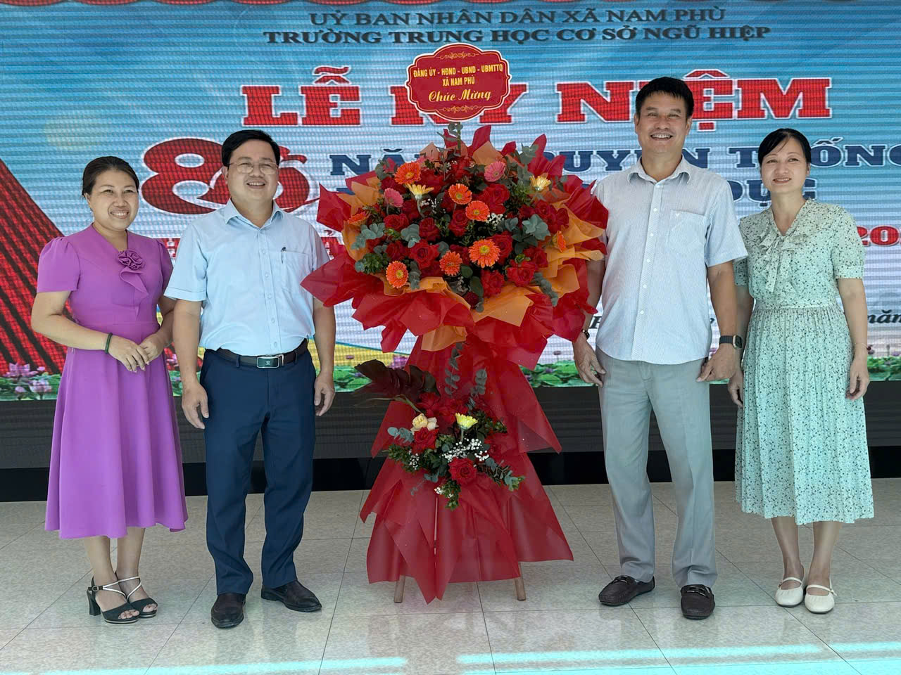 Đồng chí Nguyễn Văn Sung - Phó Chủ tịch UBND xã chúc mừng giáo viên và học sinh Trường THCS Ngũ Hiệp