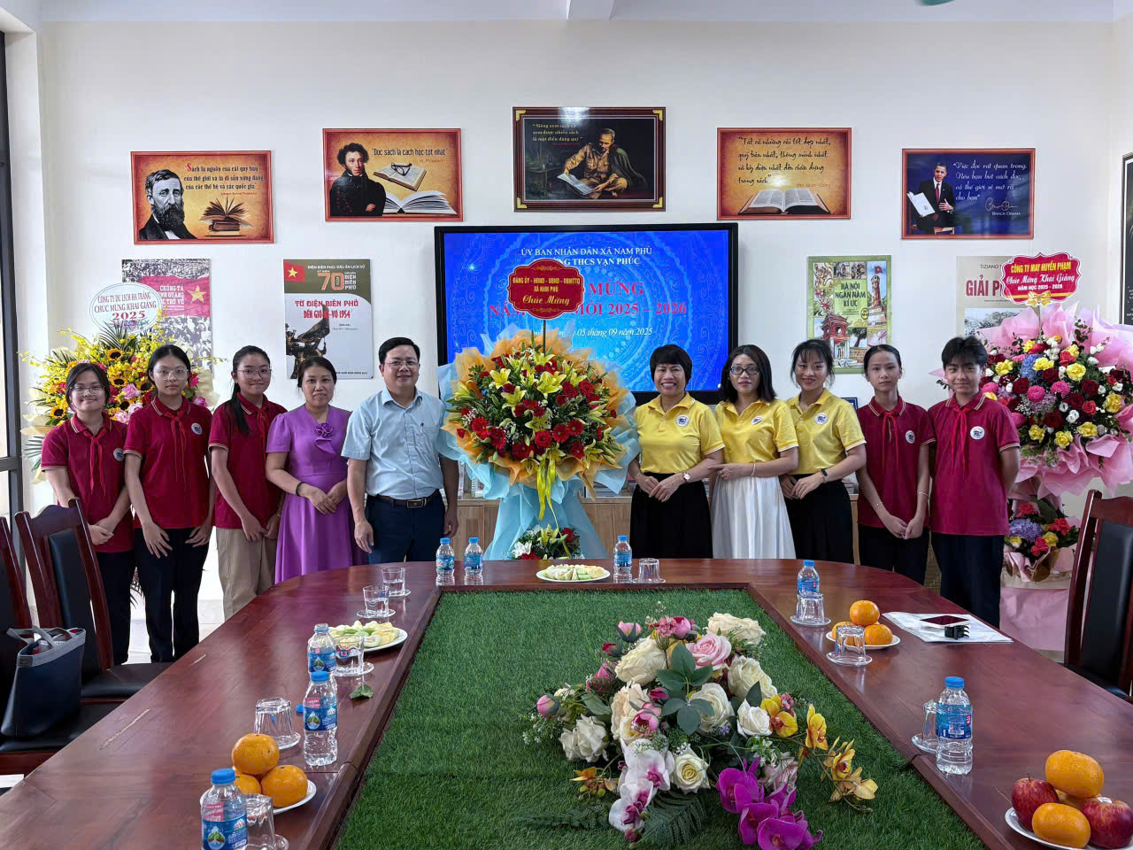 Phó chủ tịch UBND xã Nguyễn Văn Sung chúc mừng giáo viên và học sinh Trường THCS Vạn Phúc