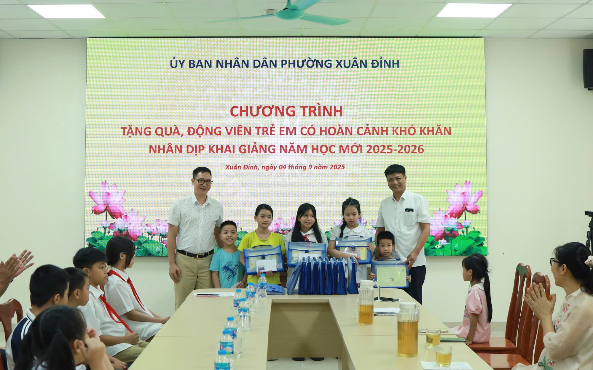 Xuân Đỉnh trao quà cho trẻ em có hoàn cảnh khó khăn nhân dịp năm học mới