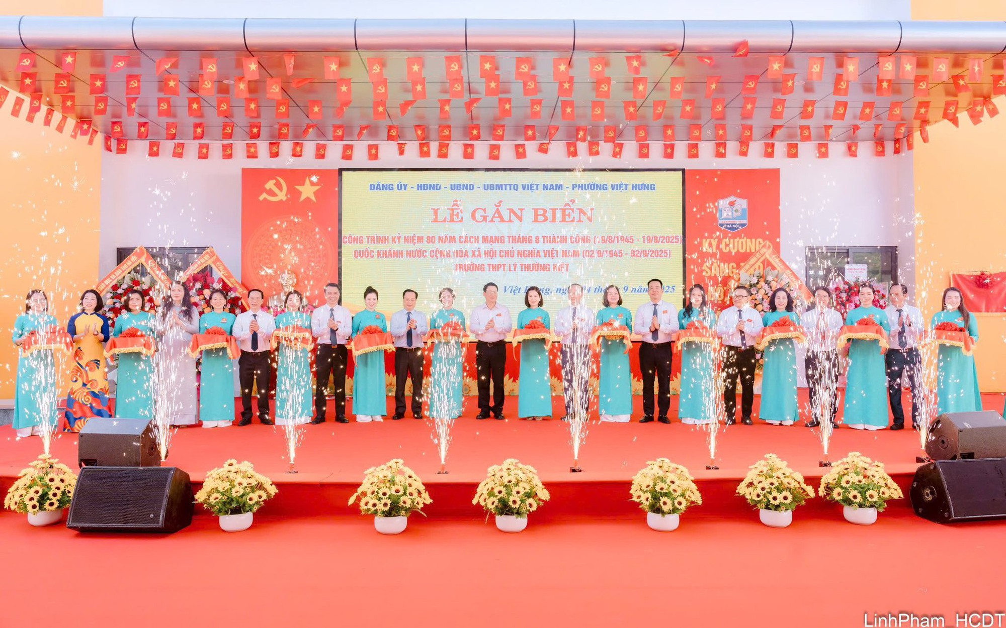 Gắn biển kỷ niệm 80 năm Quốc khánh 2/9 công trình trường THPT Lý Thường Kiệt