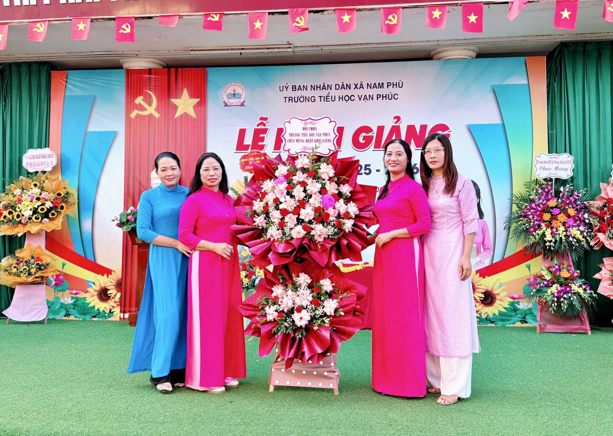 Ban đại diện CMHS tặng hoa chúc mừng Trường TH Vạn Phúc