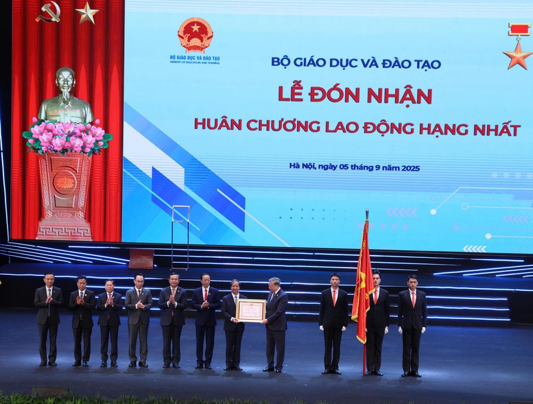 TỔNG THUẬT: Lễ khai giảng đặc biệt của 1,6 triệu thầy, cô và gần 26 triệu học sinh, sinh viên- Ảnh 12.