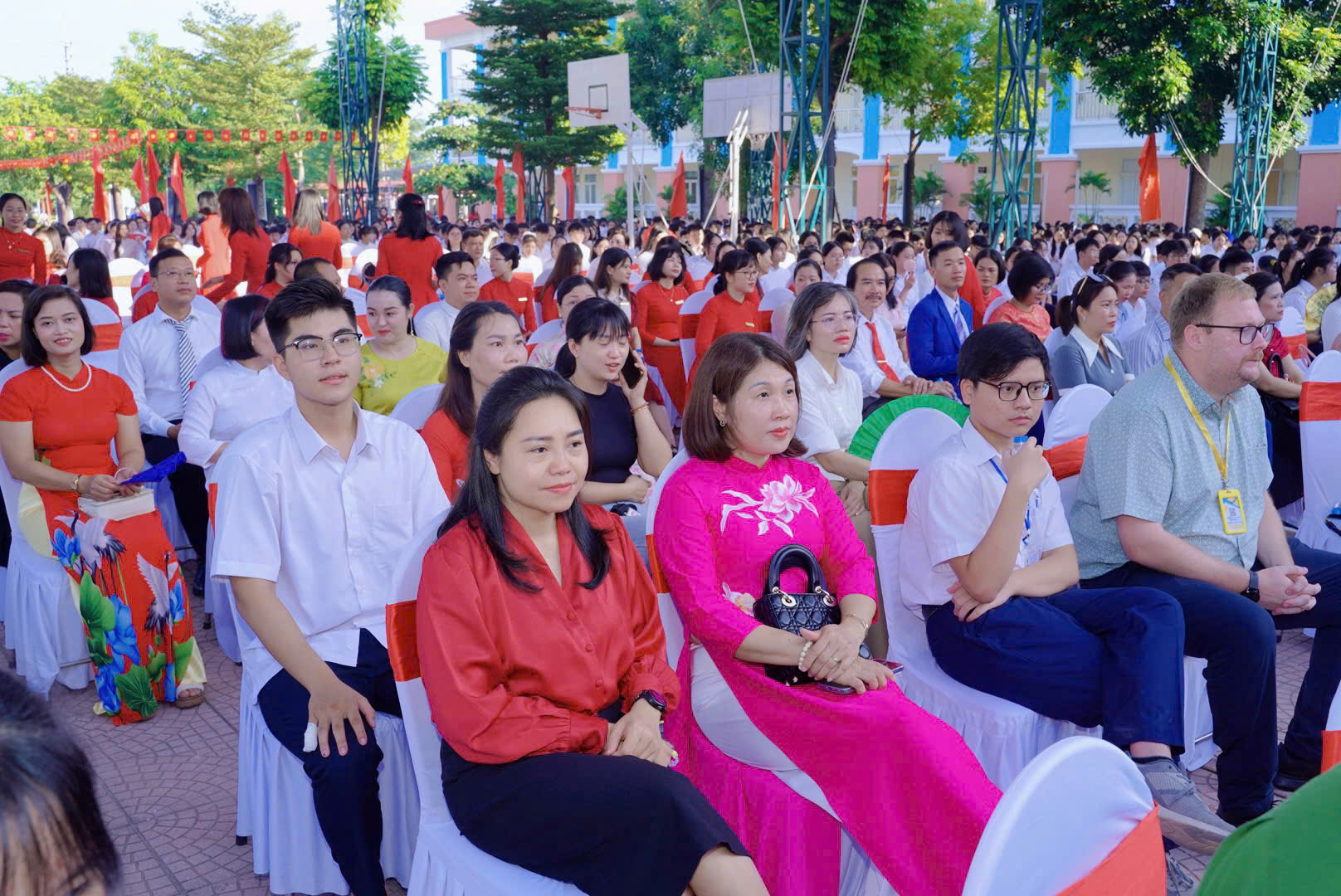 Các đại biểu dự Lễ khai giảng tại Trường THPT Đông Mỹ