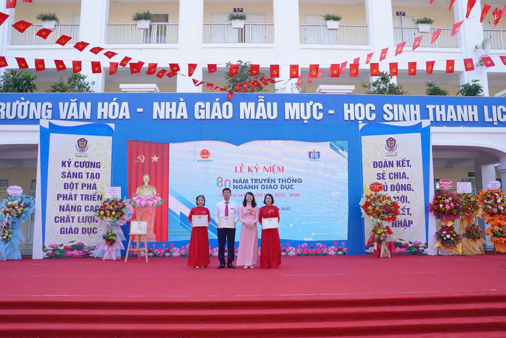 Chủ tịch UBND xã Nam Phù trao Giấy khen cho cán bộ, giáo viên có thành tích xuất sắc