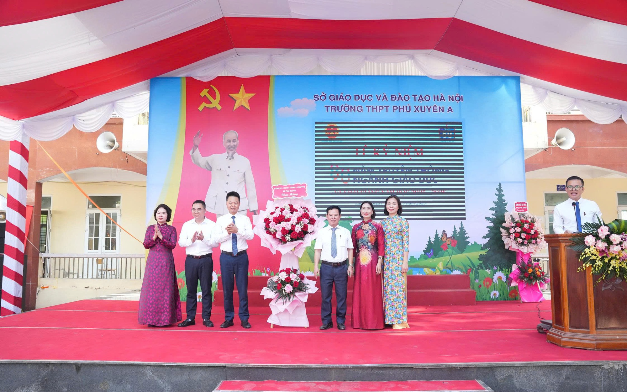 Đồng chí Bí thư Đảng ủy Nguyễn Xuân Thanh dự khai giảng năm học mới tại trường THPT Phú Xuyên A.