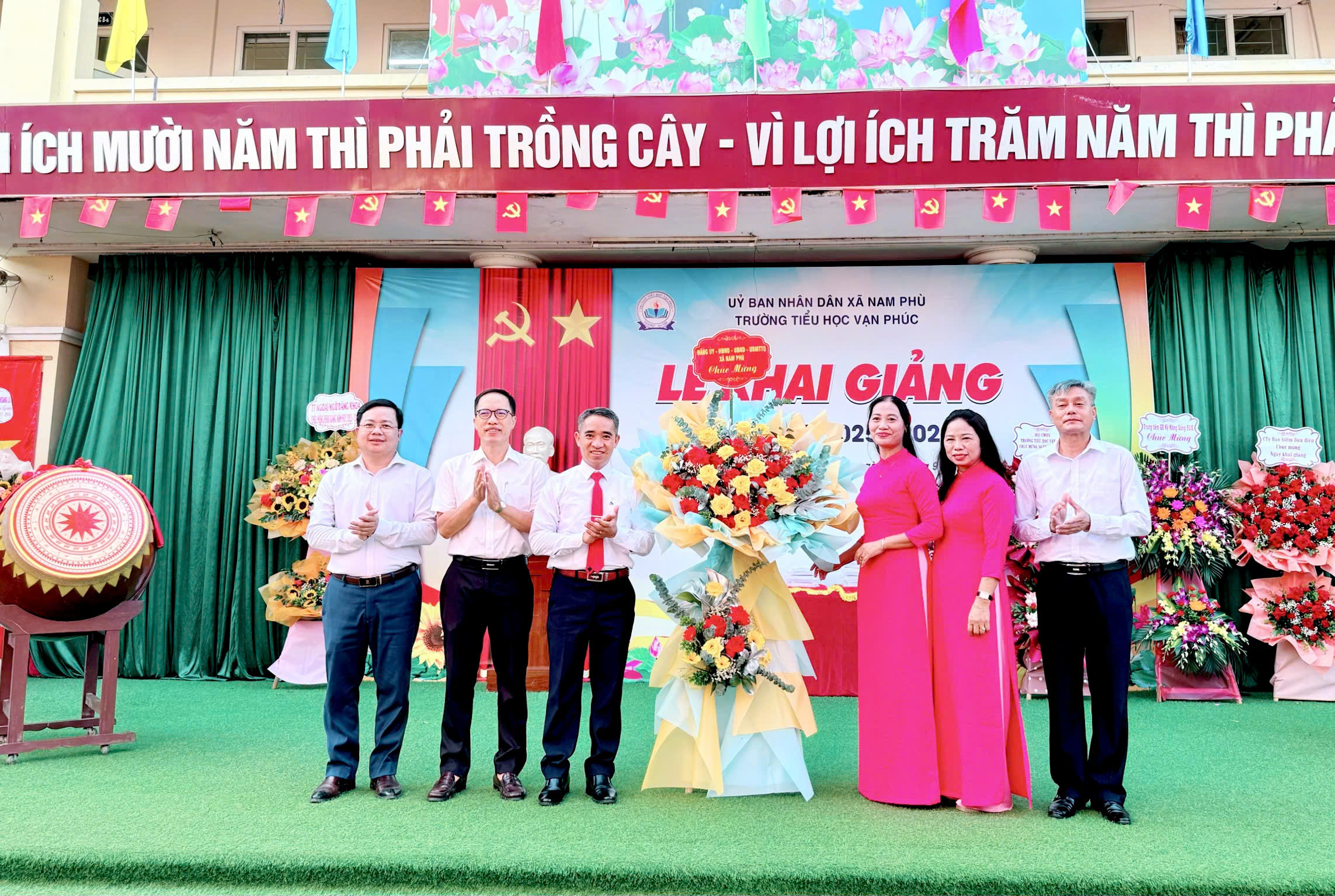 Lãnh đạo xã Nam Phù tặng hoa chúc mừng Trường Tiểu học Vạn Phúc nhân Lễ khai giảng năm học mới