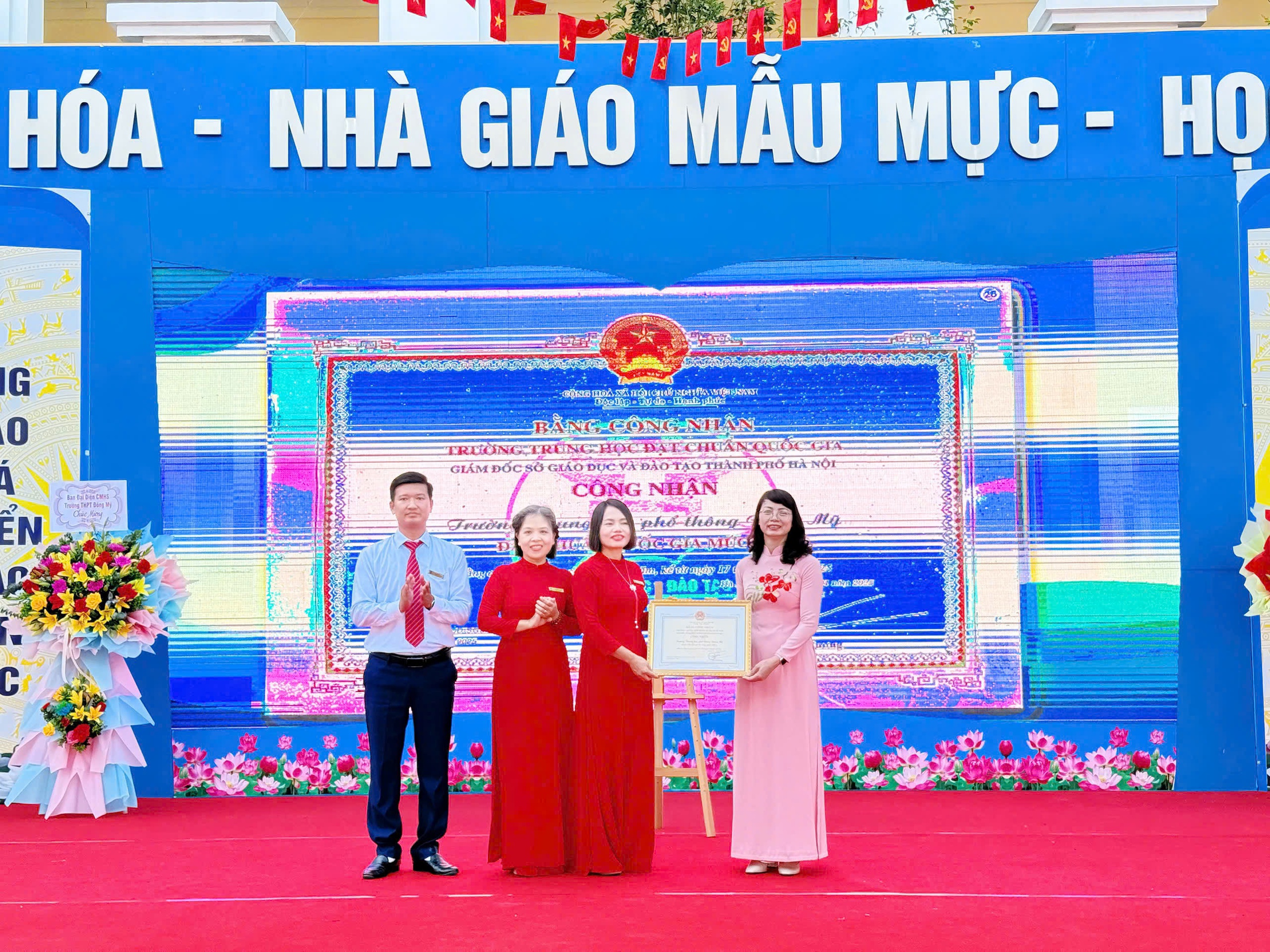 Trường THPT Đông Mỹ đón Bằng công nhận đạt chuẩn Quốc gia mức độ 2