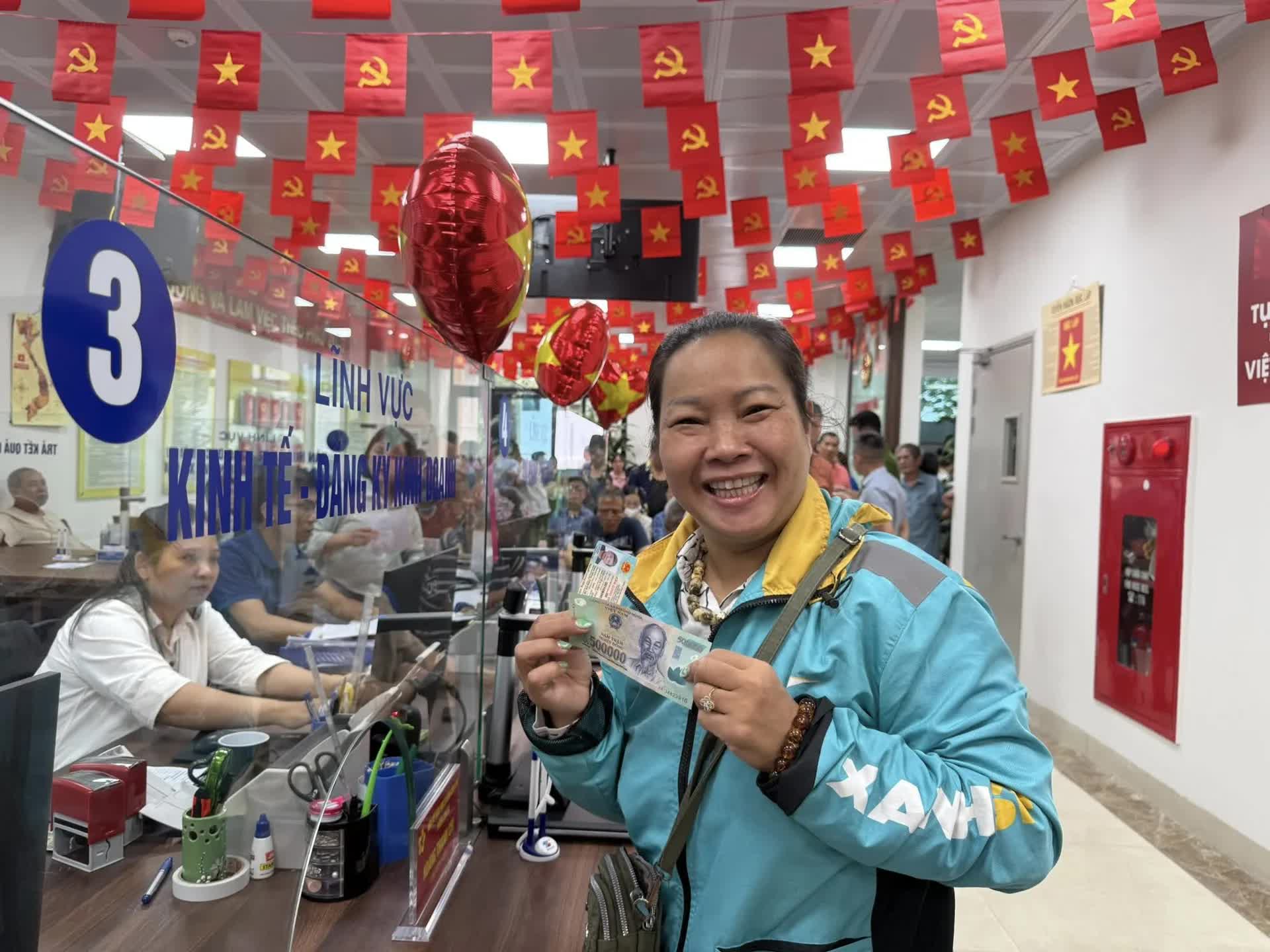 Phường Đống Đa thực hiện trao quà Quốc khánh 2/9 tới người dân- Ảnh 3.