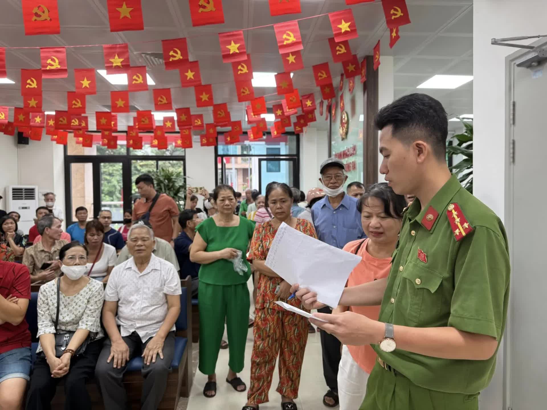 Phường Đống Đa thực hiện trao quà Quốc khánh 2/9 tới người dân- Ảnh 2.