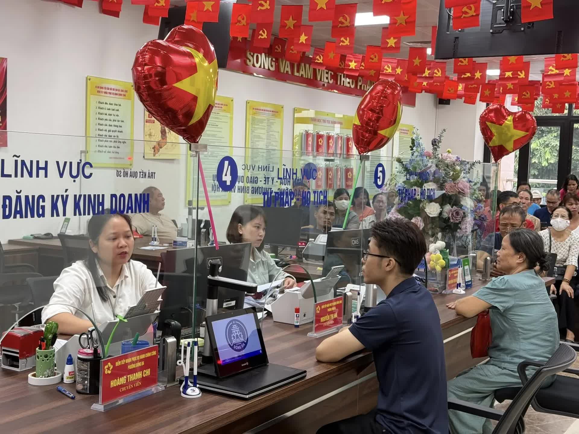 Phường Đống Đa thực hiện trao quà Quốc khánh 2/9 tới người dân- Ảnh 1.