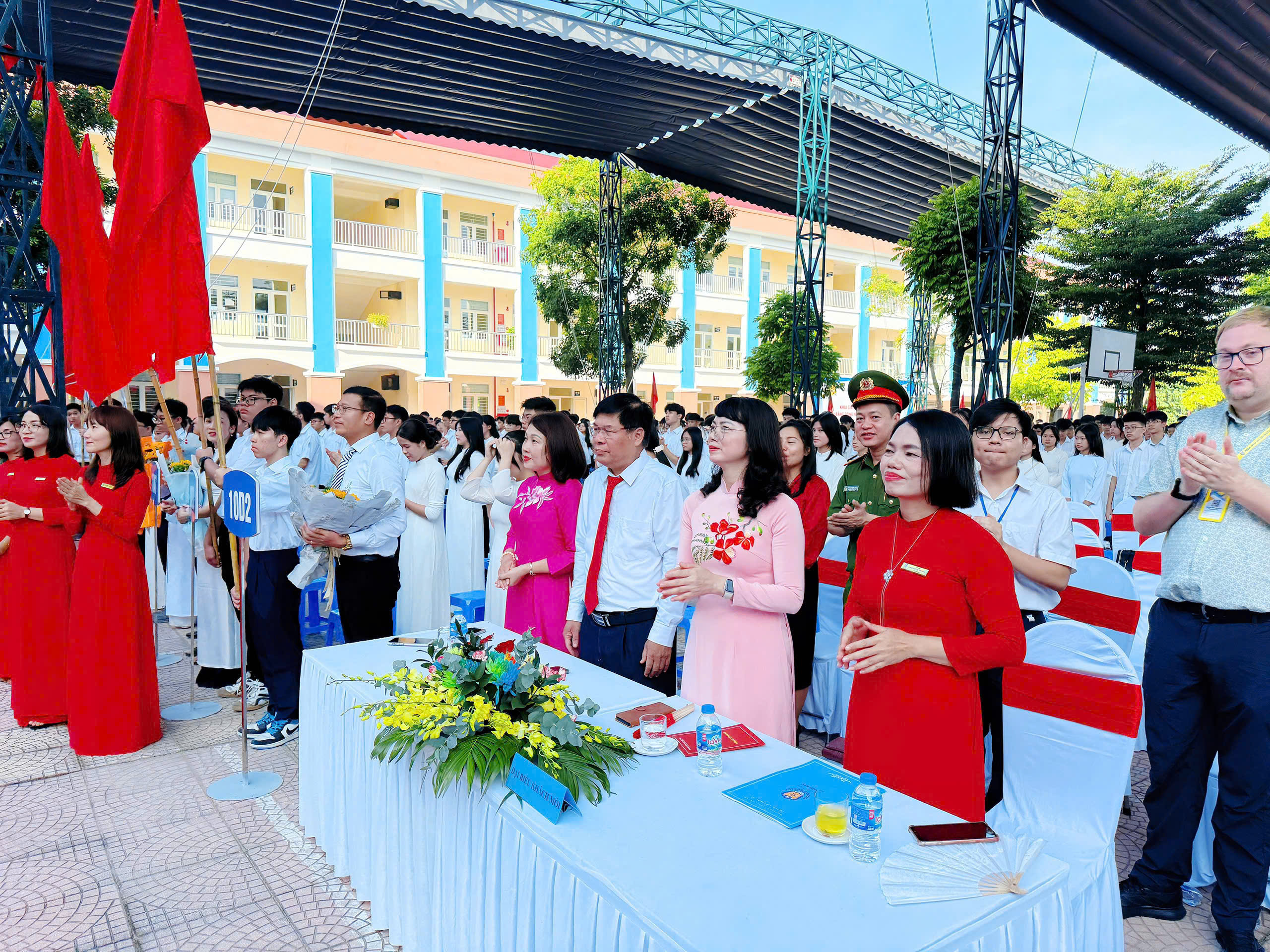 Lãnh đạo xã Nam Phù dự Lễ khai giảng tại Trường THPT Đông Mỹ.